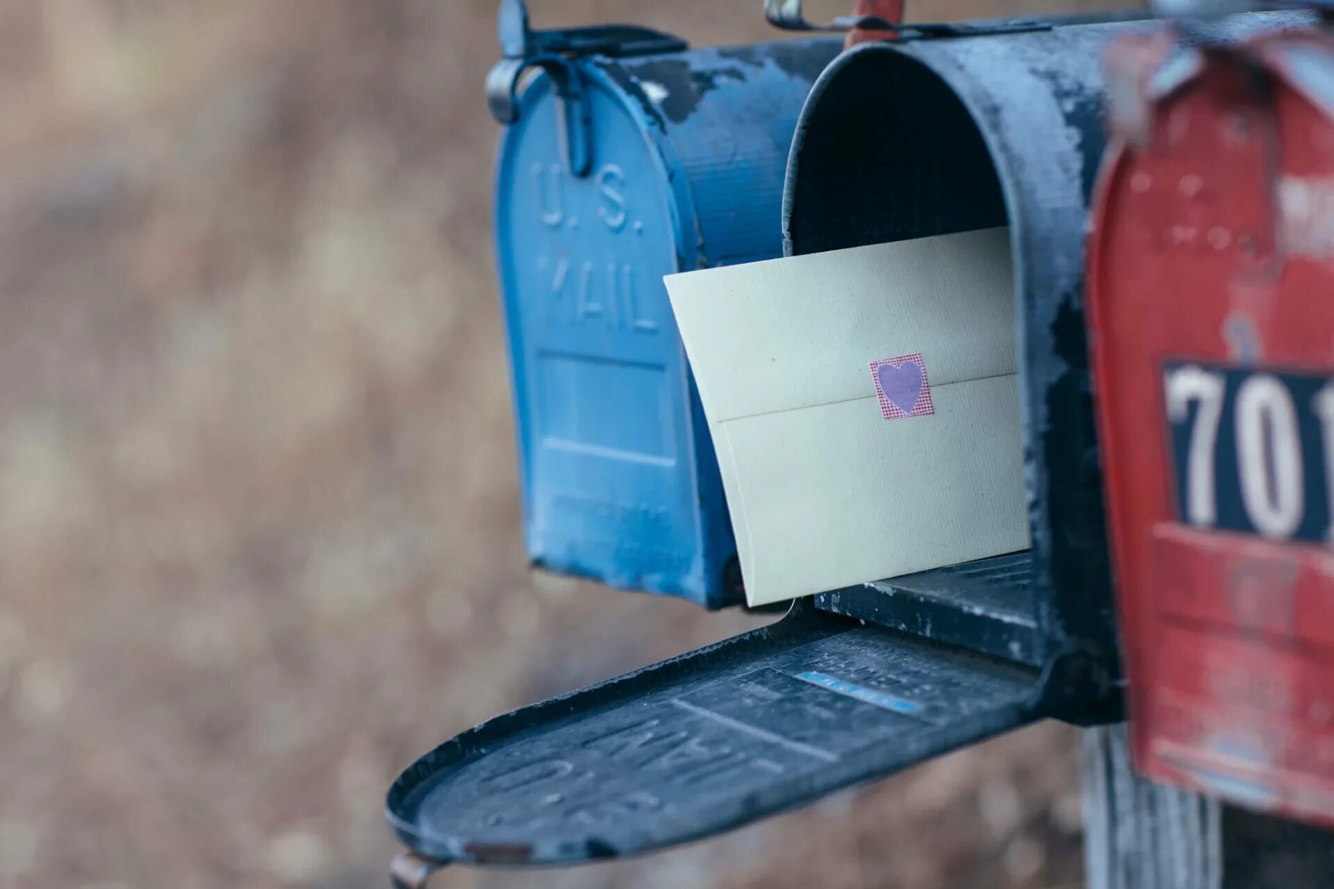 Successfully delivered to mailbox. Почтовый ящик. Конверт в почтовом ящике. Письмо в почтовый ящик. Почтовый ящик "Америка".