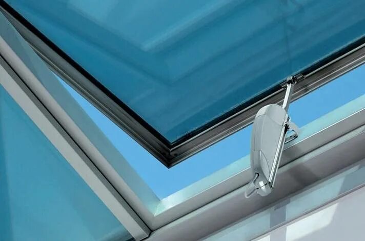 Фрамуги с электроприводом для дымоудаления. Электропривод для фрамуги пвх окон. Электро жалюзи. Доводчик двери с электроприводом. Discovery research group умный дом.