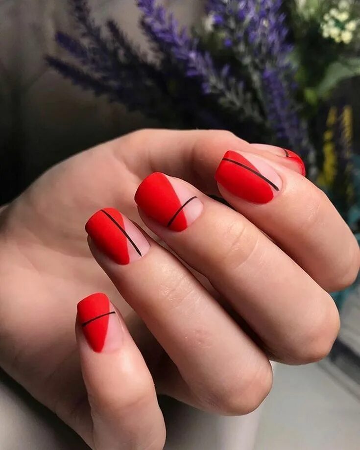 ногти красного цвета. маникюр 2023 красные. красный маникюр с полочками. красивый красный маникюр. красный маникюр на круглые ногти.