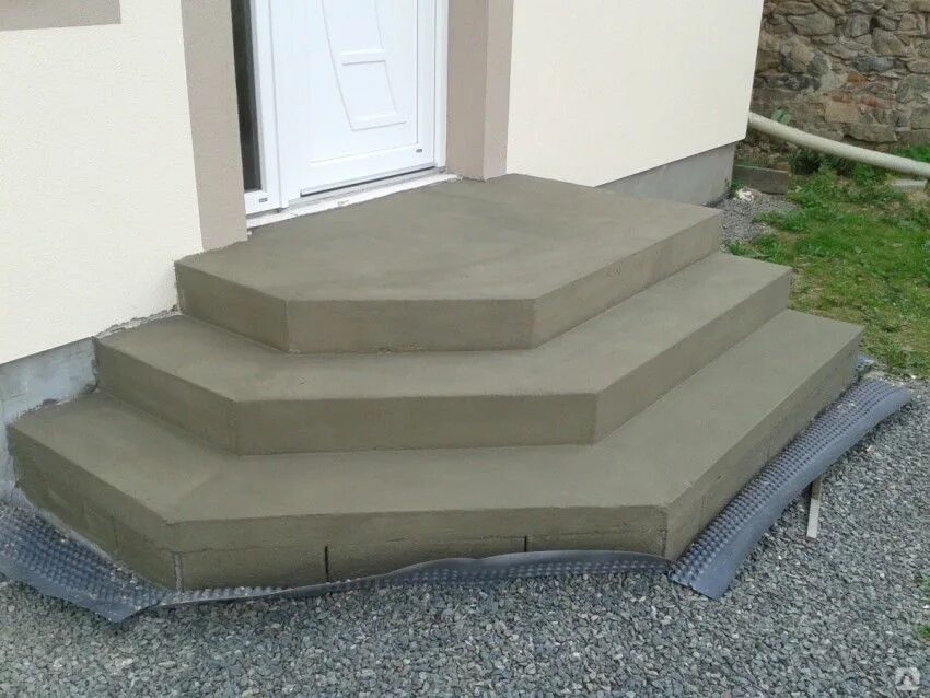 Ступенька двух сторон. Бетонные ступеньки для крыльца. Ступеньки для крыльца из бетона. Крыльцо из бетона. Бетонные ступеньки в дом.