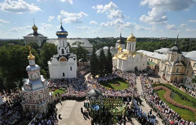 Православная гимназия в троице лыково. Георгиевский храм видное. Паломничество лавра. Почаевская лавра православные монастыри. Современные паломники.