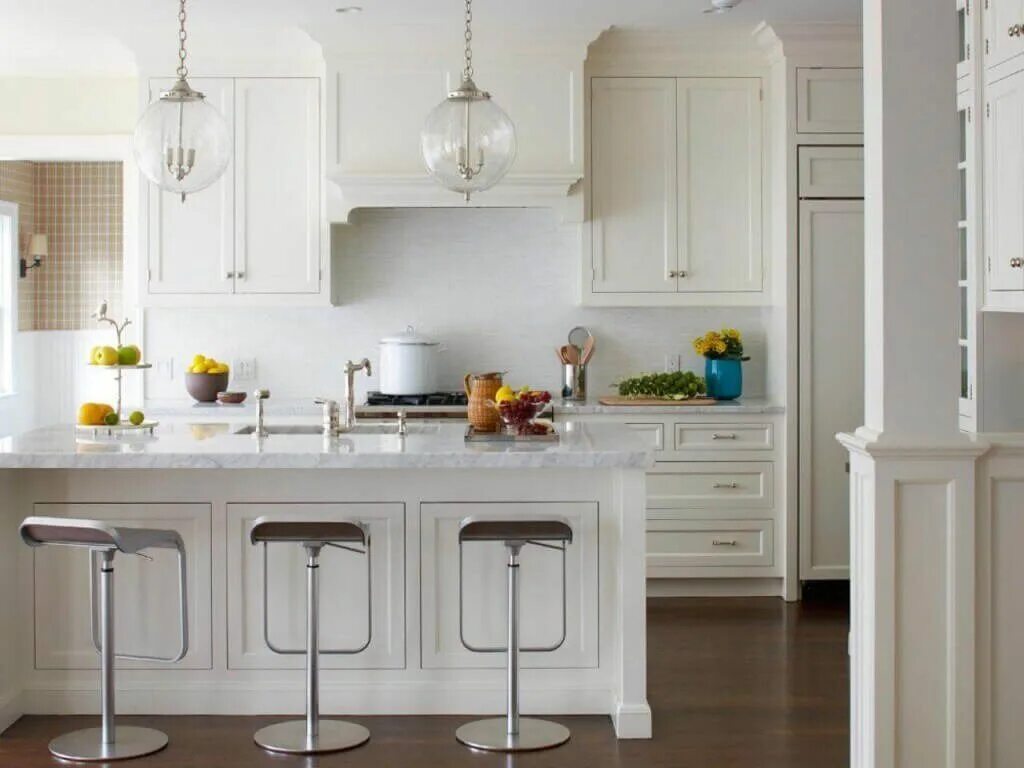 White kitchen. Белая кухня в интерьере. Кухонный интерьер белый. Стильная белая кухня. Белоснежные кухни в интерьере.