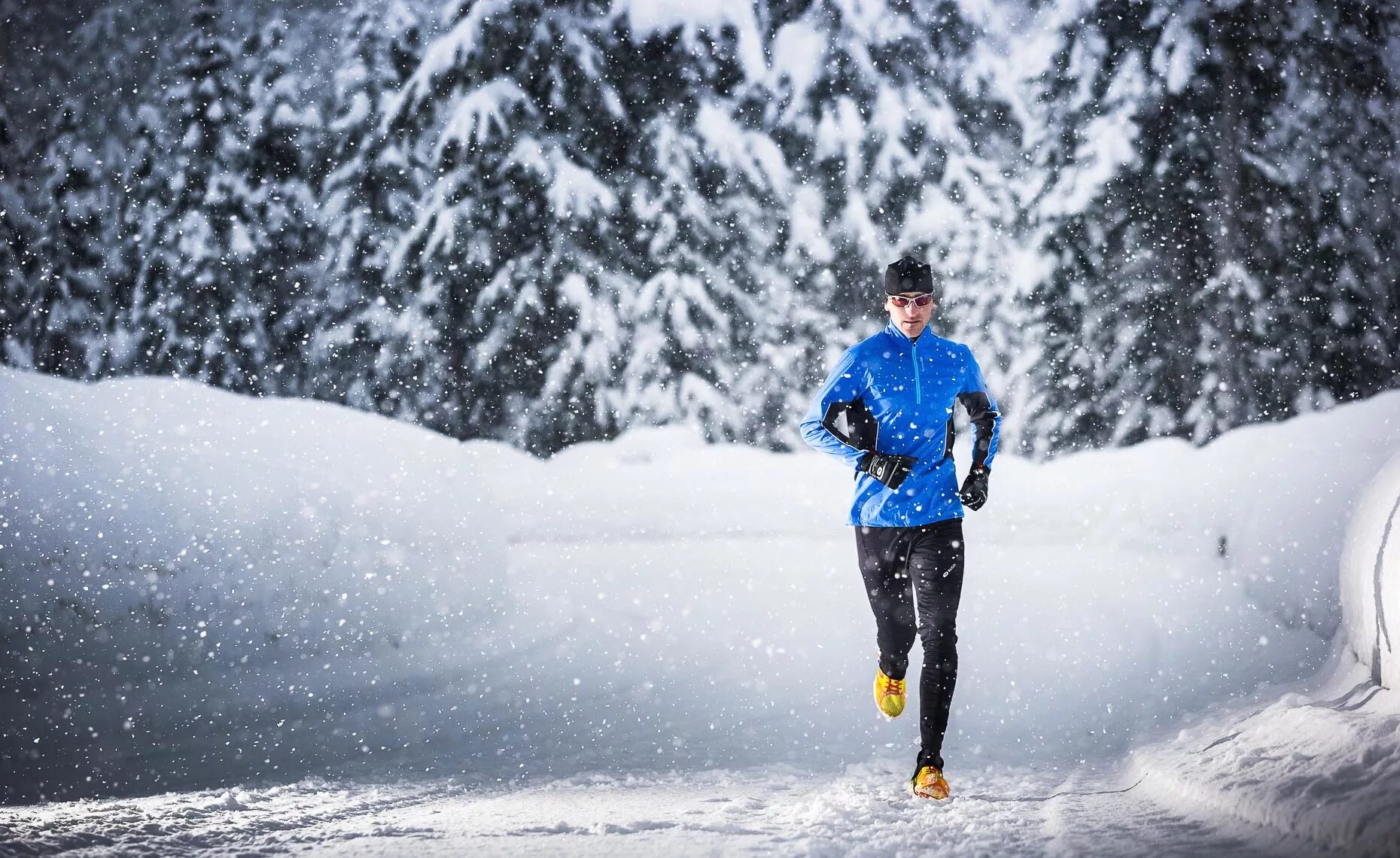 Зимние спортсмены. Спорт зимой. Бег зимой. Зимняя пробежка. Бегуны зимой.