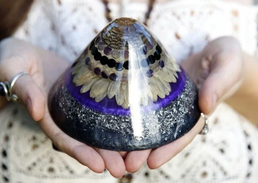 Оргонит что это такое. Оргонит что это такое. Кристаллы из смолы. Камень оргонит. Медная трубка и оргонит.