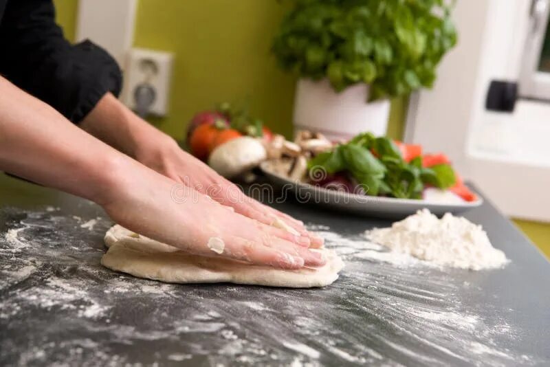 Приготовление с руками и товаром. Готовка еды в ресторане. Варить листья в соде. Держит пиццу. Варят руки.