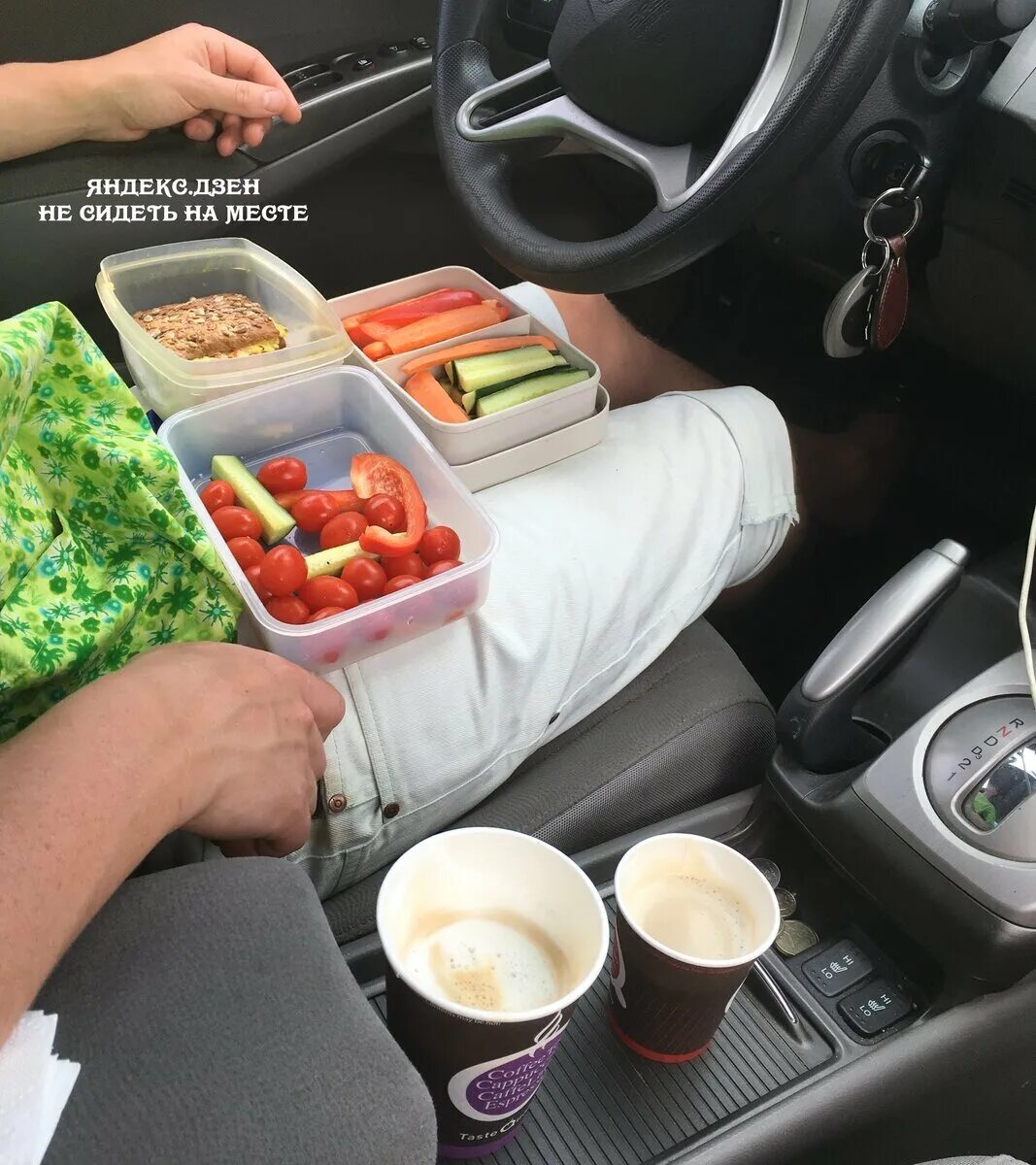 Еда в машине. Перекус в дорогу. Полезные вещи для автомобиля. Перекус в автомобиле. Еда в дорогу летом