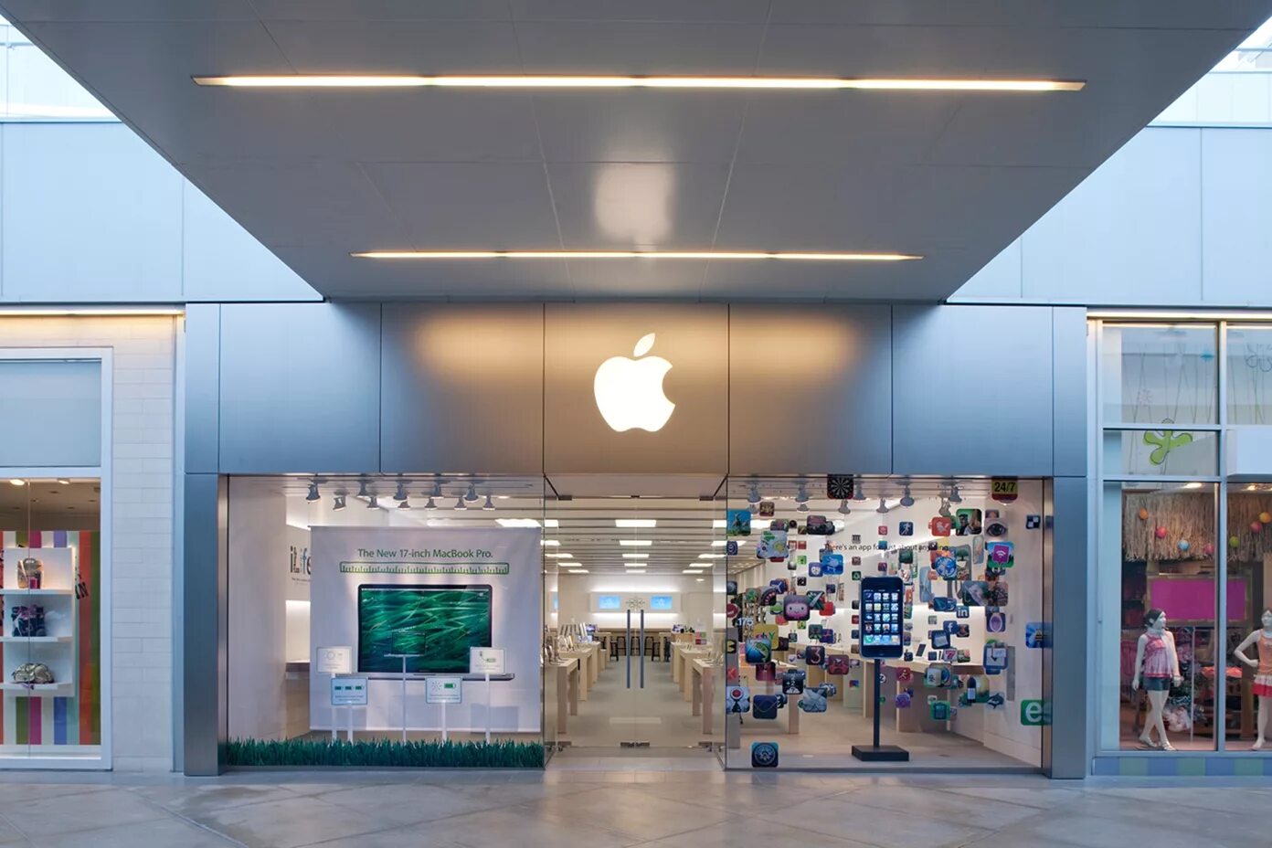 Телефон эпл сторе. Эпл стор в айфоне. Apple stor витрины. Apple Store 2021. Магазин айфонов.