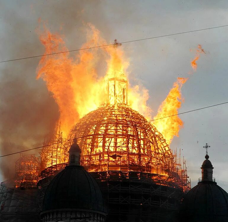 Горит купол. Горит купол. Горит купол. Горит купол церкви. Горит купол.