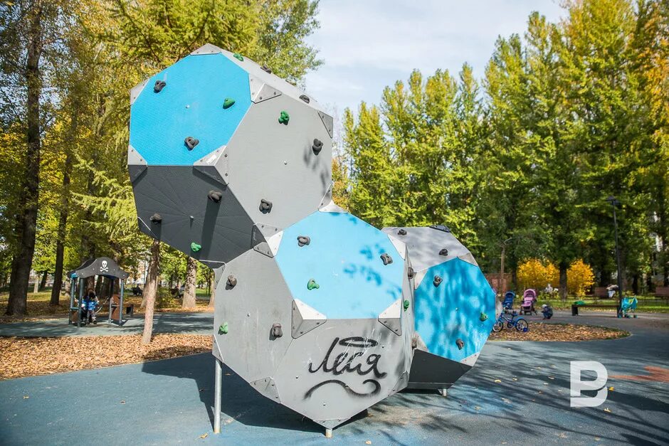 Липецкое городище фестиваль. Парк имени гагарина киров. Кенилуэрт роуд. Детский парк саратов качели. Саратовский парк аттракционов качели.