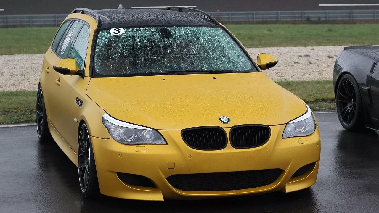 Звук бмв м5. BMW e60 желтая. BMW 5 e60 Yellow. BMW м5 e60 желтая. БМВ m5 e60 желтая.