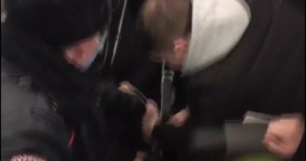 Задержан в нетрезвом виде. Задержание в самолете. пьяного рецидивиста дебошира. дебошир в самолете.
