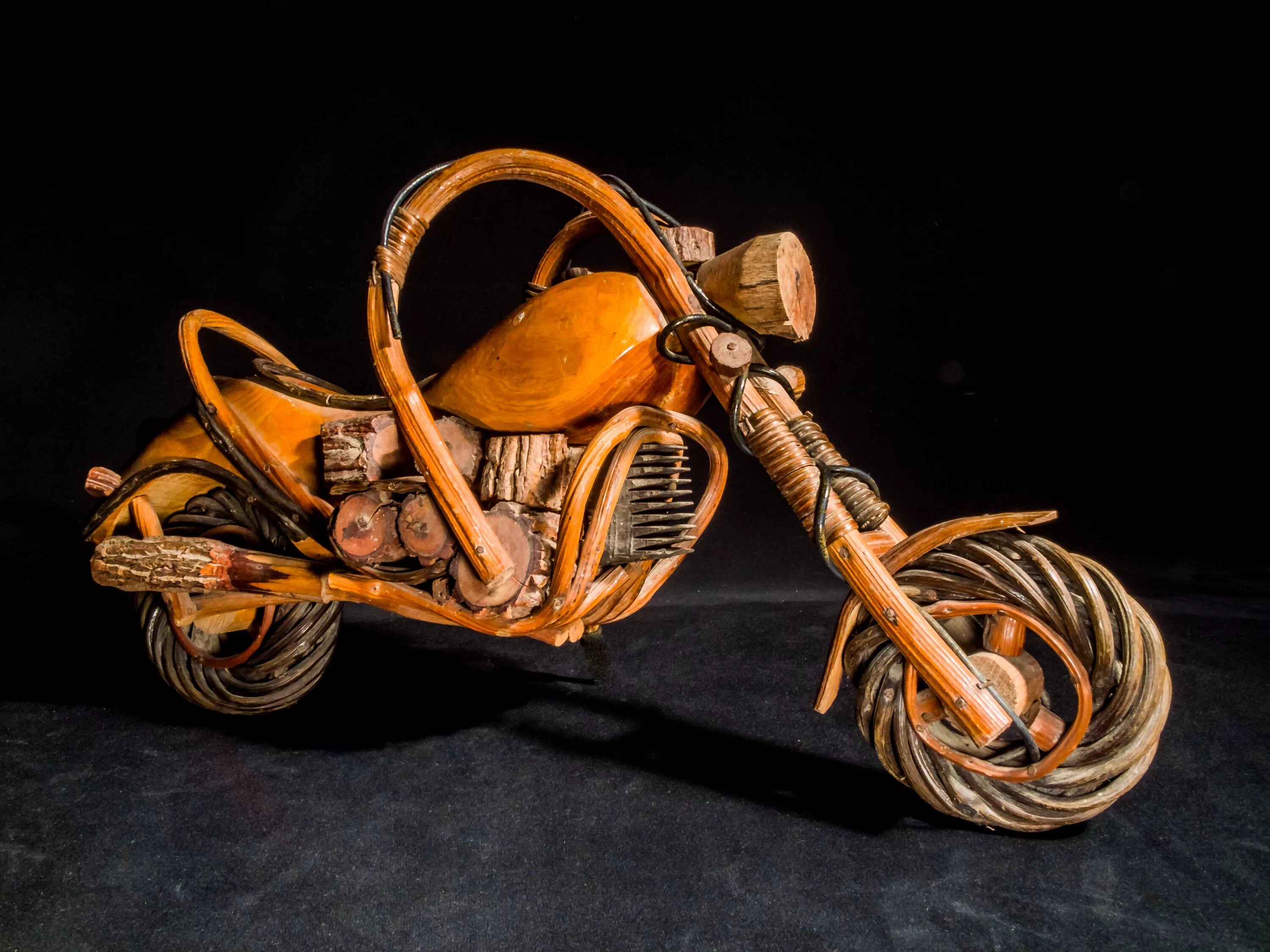 Деревянный мотоцикл. Мотоцикл из дерева. Модель мотоцикла из дерева. Мотоцикл из фанеры.