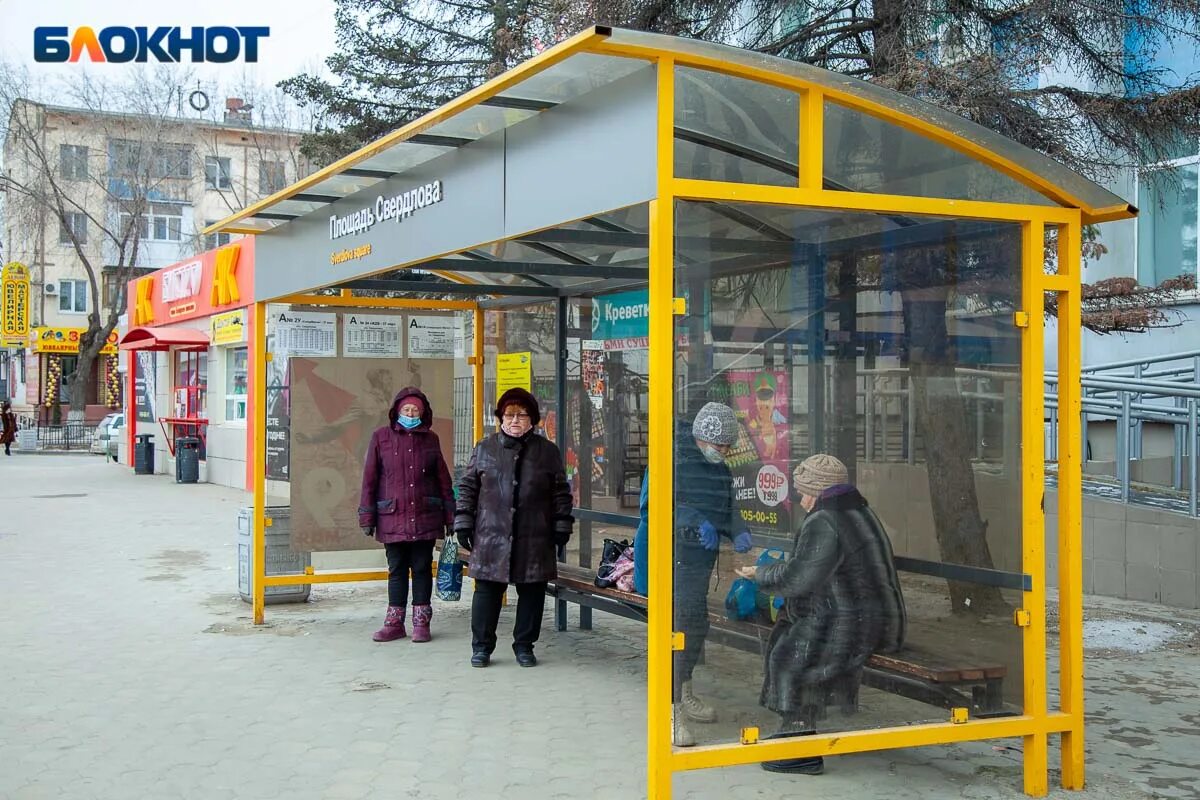 Общественный транспорт Волжского. Площадь Ленина Волгоград остановка. Волжский городские остановки из металла. Транспорт города Волжского.