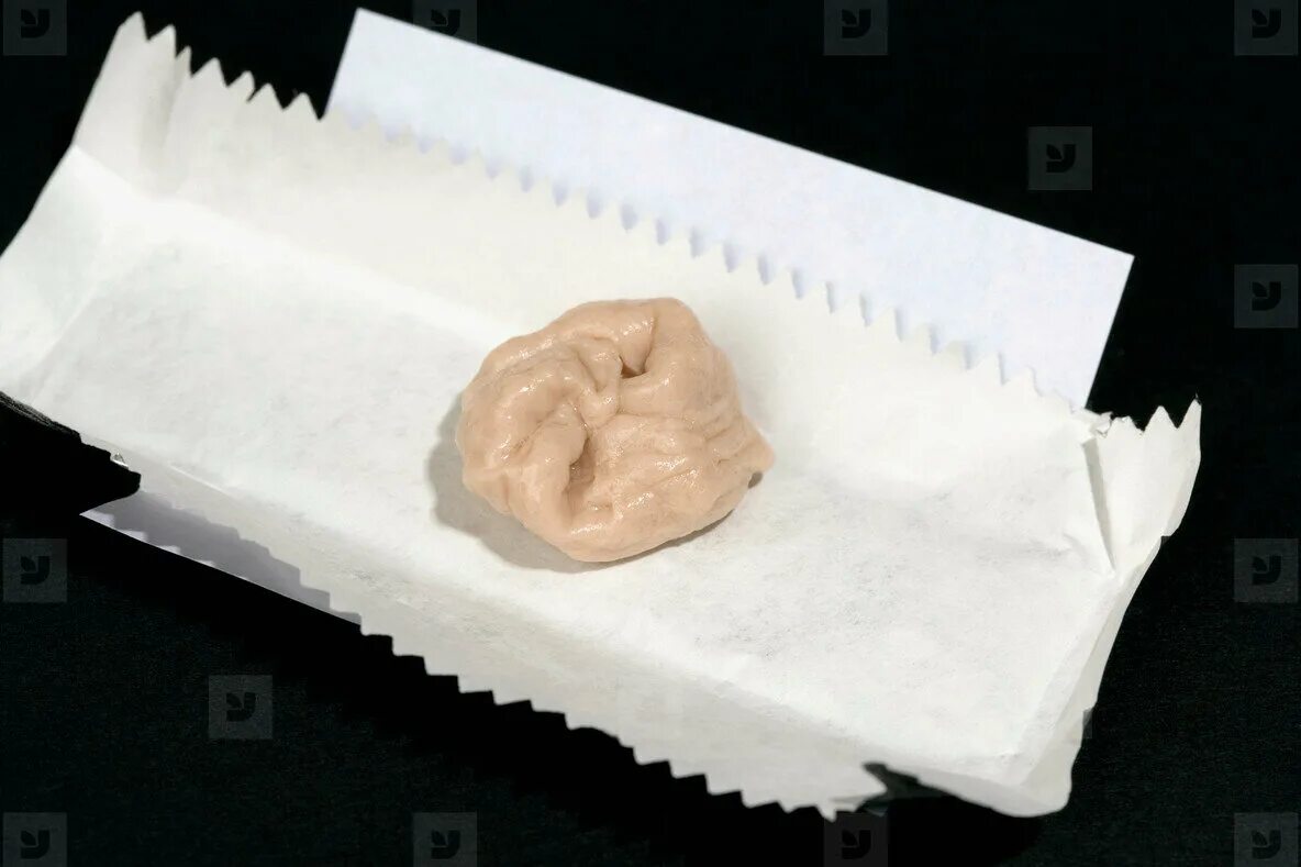 пожуй жвачку накормил учителя кстово. жеваная жвачка. комок жвачки. жеваная жвачка. пожеванная жвачка рисунок.