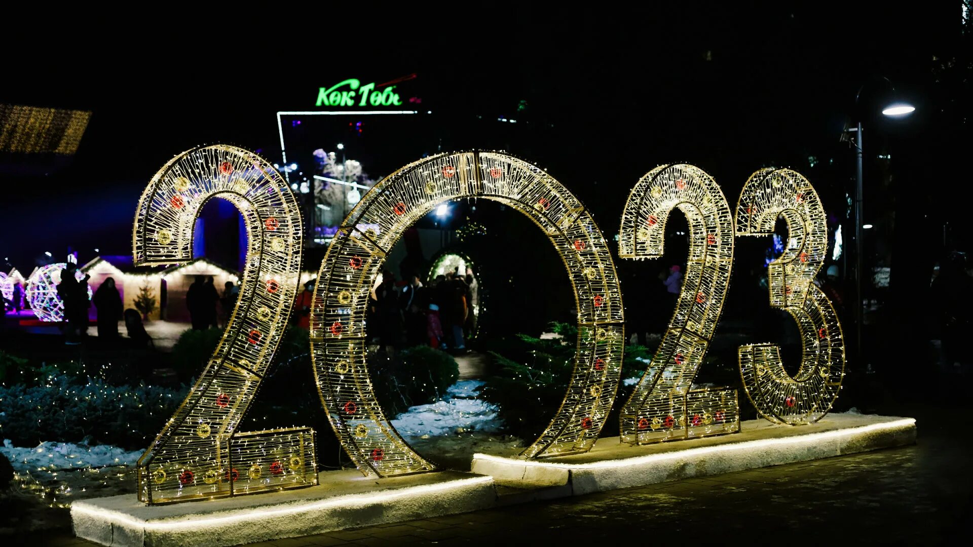 Выходные в астане. Алматы новый год 2023. Новогодняя Астана. Площадь Абая Алматы елка. Астана Новогодняя елка.