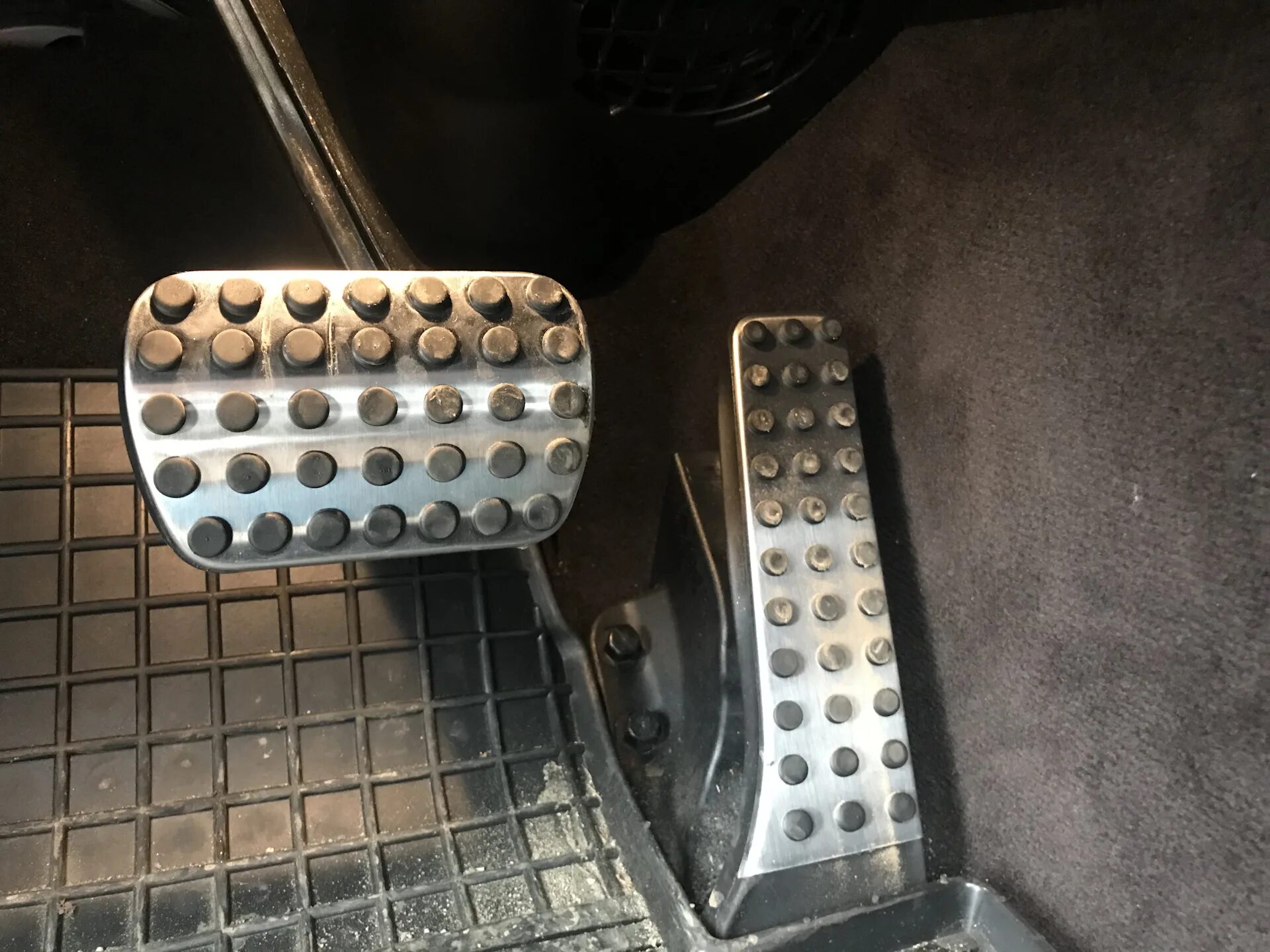 W210 педали мкпп. W124 педали. W124 педали. Педали мерседес 124. Мерседес w124 педаль газа.