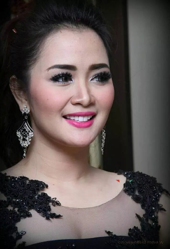 Artis indo hot. Artis Indonesia. Artis sinetron hot. Artis Ayu Dewi. Artis cantik Montok.