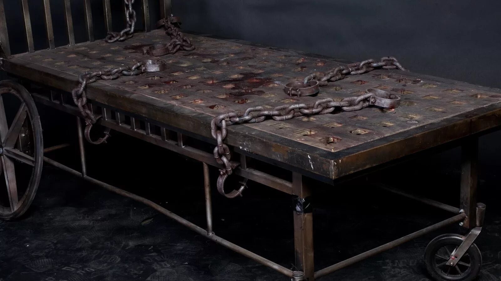 Деревянные пытки. Железная кровать для пыток. Стол для пыток современная.