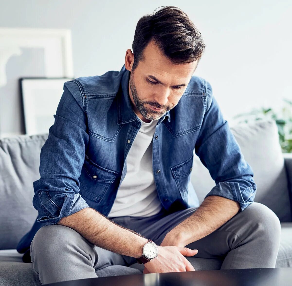 Мужчина часто пишет. Песня расстроенного человека. Мужчина часто пишет. Мужчина в туалет спиной. Успешный мужчина.