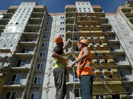 На углу улицы строители возводят многоэтажное