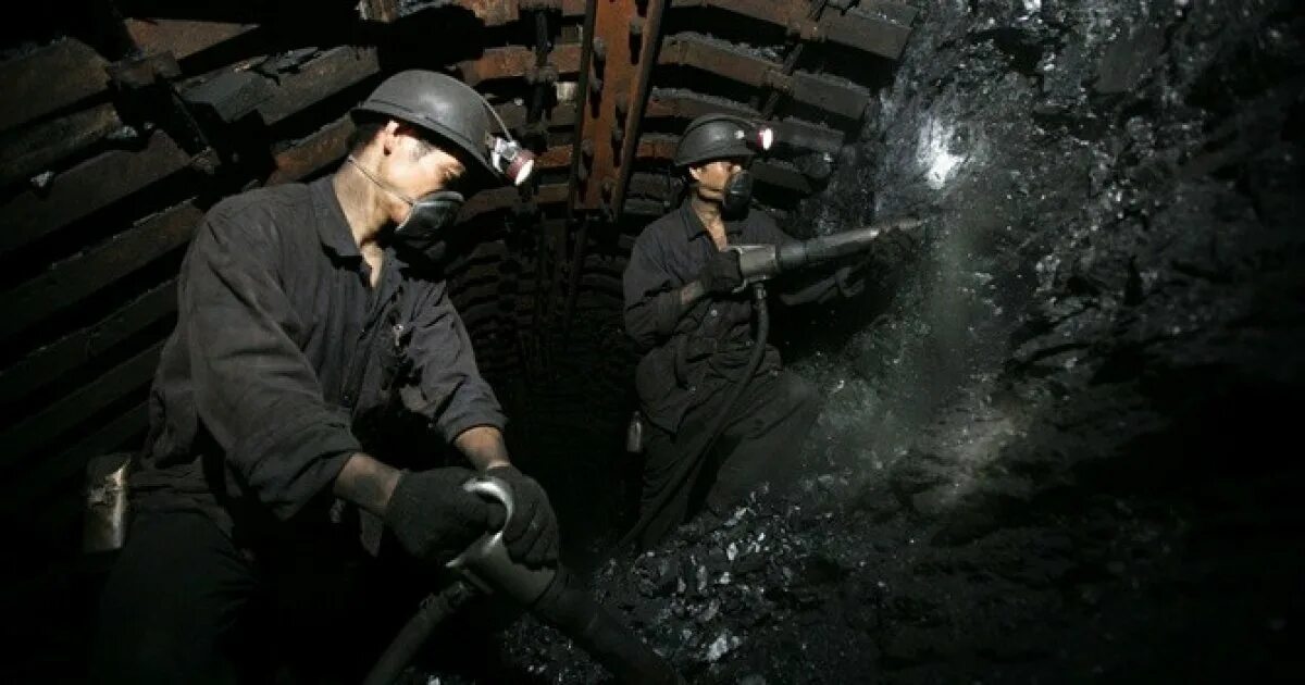 Ликвидация шахт. Добыча каменного угля шахты. шахтер добывает уголь. добыча угля в шахте. добыча каменного угля в ша.