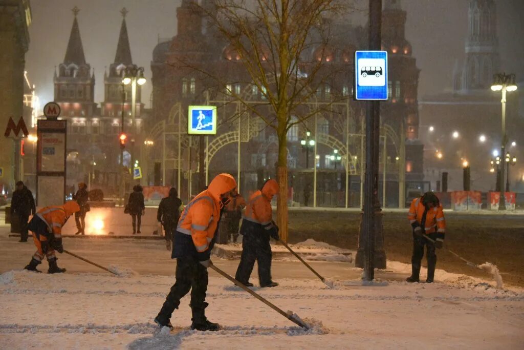 Усиление в москве сегодня. Снегопад в Москве. Снегопад в Москве сейчас. Уборка снега в Кремле. Снег в Москве сегодня.