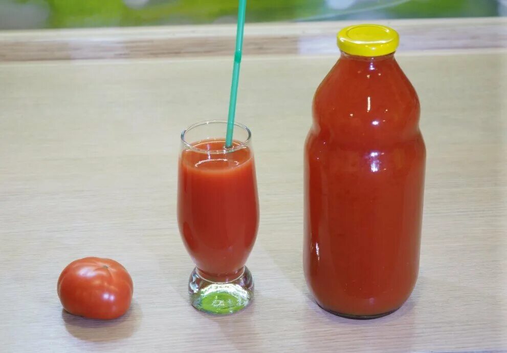 Сделать томатный сок из домашних помидор. Томатный сок без соковыжималки. Томатный сок в домашних условиях. Как сделать томатный сок в домашних условиях. Томатный сок рецепт в соковыжималке.