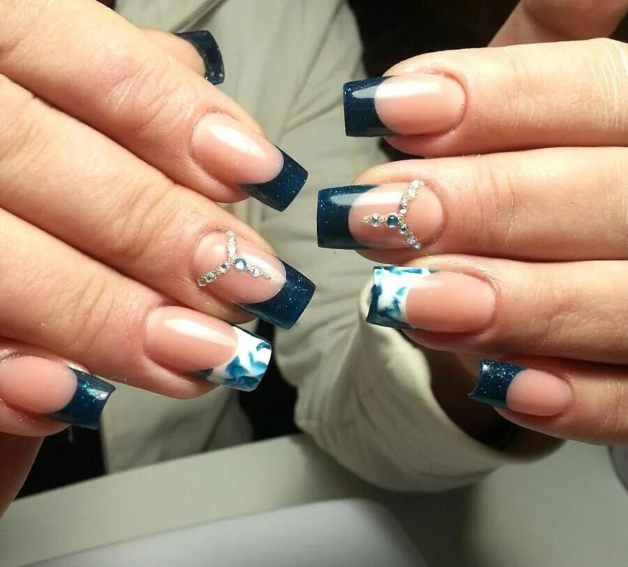 голубой френч на квадратных ногтях. цветной френч. нарощенные ногти синие. голубой френч на квадратных ногтях. синий френч на ногтях.