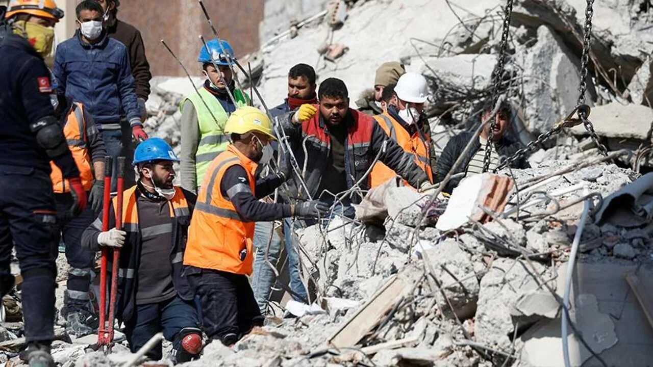 Турция землетрясение погибло. Землетрясение в Турции 6 февраля 2023. Спасение людей из под завалов.
