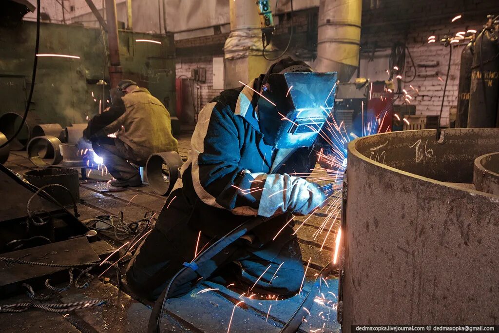 сварочный цех. химическая сварка. сварщик щелково. сварка металла. накс полуавтомат сварка.