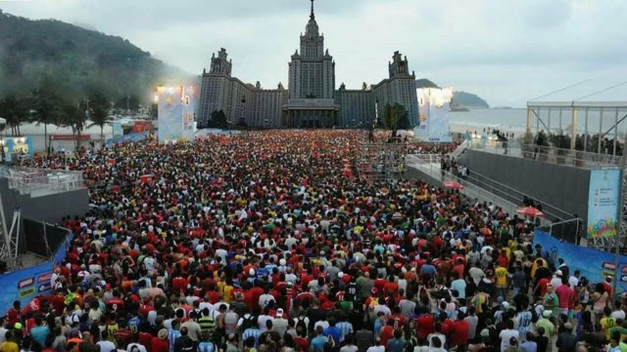 Мгу концерты. ЧМ 2018 фан зона Воробьевы горы. Фан зона на Воробьевых горах 2018. Фан зона МГУ на ЧМ по футболу 2018. Фан зона Москва Воробьевы горы.