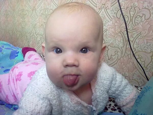 Ребенок 3 месяца высовывает язык. У ребенка открыт рот и высунут язык. грудничок высовывает язык. ребёнок 5 месяцев высовывает язык. у ребенка язык высунутый с рождения.