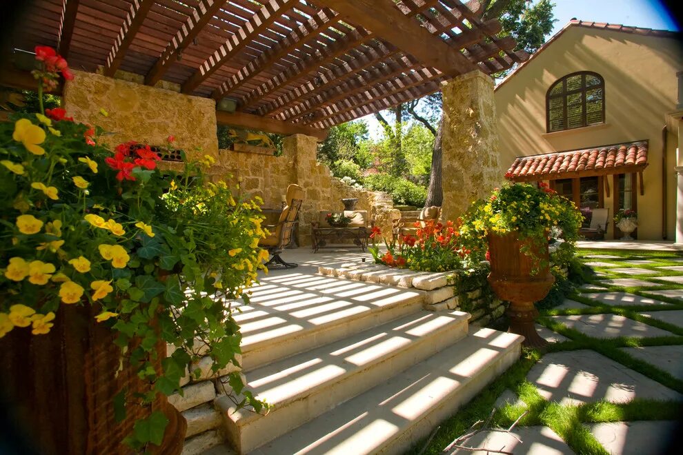 сад во дворе. эдвардианский стиль внутреннего дворика в англии. тенистые сады италии. итальянское патио в ландшафтном дизайне. прекрасный дворик.