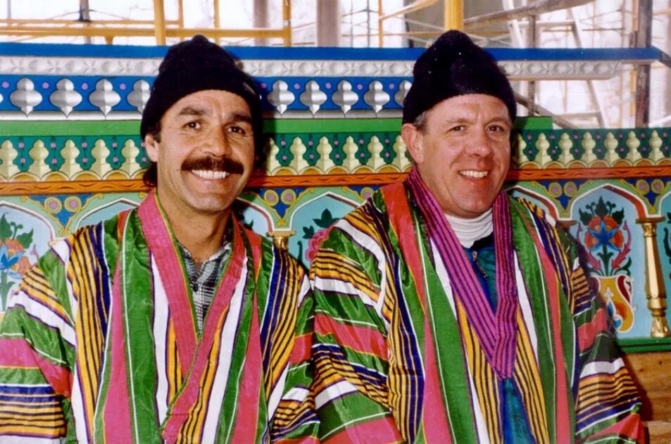 Таджикистанцы или таджики. Чапан Узбекистан. Бухарский чапан. Национальная одежда узбеков чапан. Узбекский национальный костюм мужской чапан.