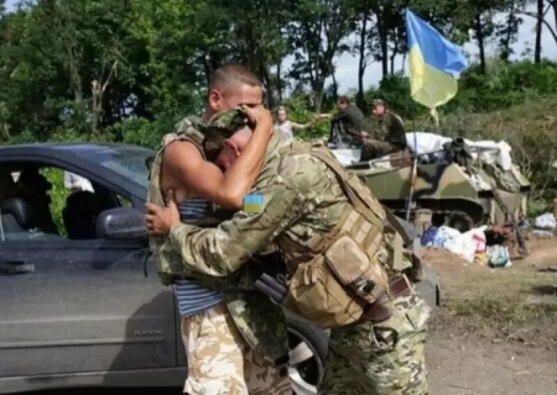 Украинский солдат плачет. Убитые украинские военные. Убитые украинские солдаты.