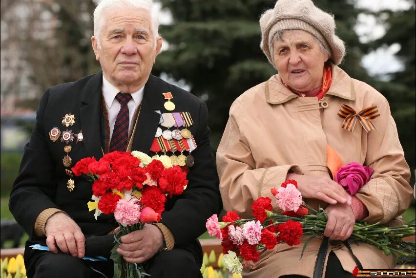 Ветераны Великой Отечественной войны. Цветы ветеранам. Пожилые люди ветераны. Ветераны с орденами. Пенсионер ветеран