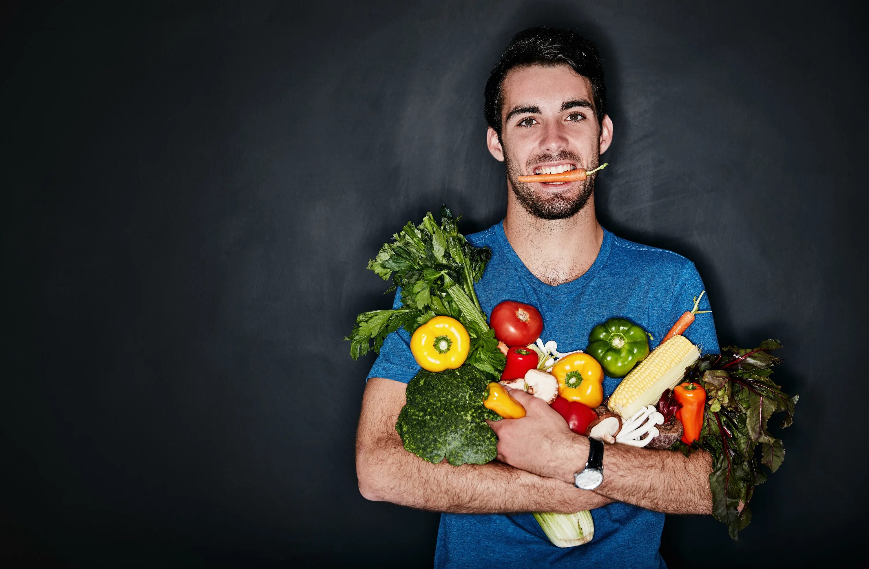 Почему люди овощи. Мужчина с овощами. Здоровое питание. Парень овощ. Человек ест овощи.