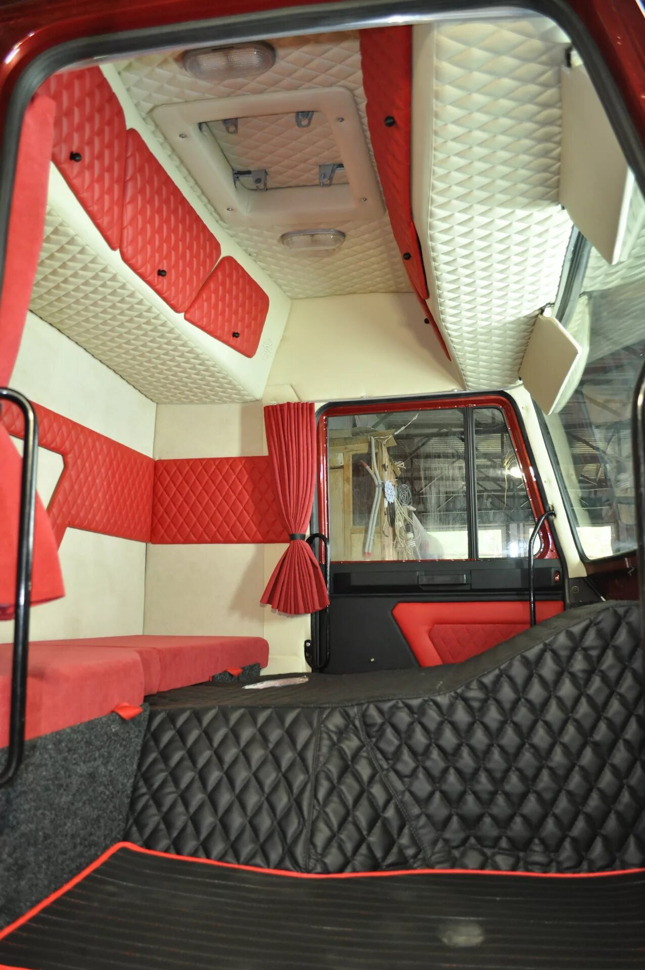 Маз 5440 м9 салон. Дальнобойный камаз салон. Обшивка салона volvo fh12. Салон кабины скания 113. Камаз евро 2 салон.