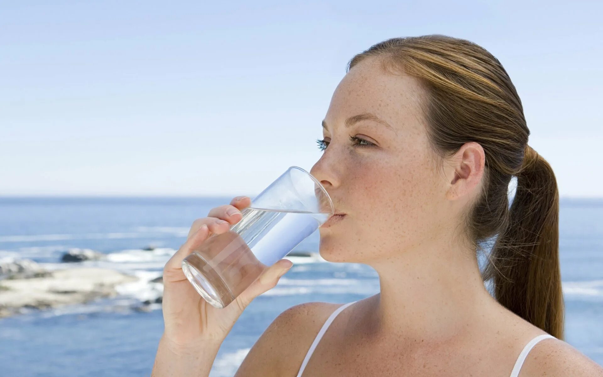 Пить подсоленную воду. Пить воду. Вода и человек. Питьевая вода. Человек пьет воду.