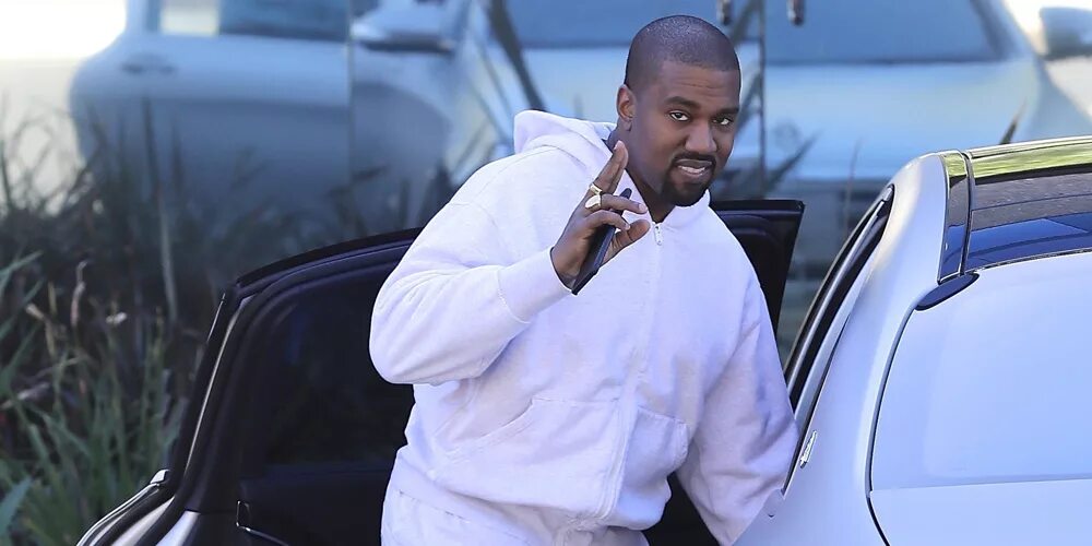 Канье уэст flashing. Канье в огромной куртке. Канье уэст на ковровой дорожке в каннах. Flashing lights канье уэст. Канье уэст flashing.