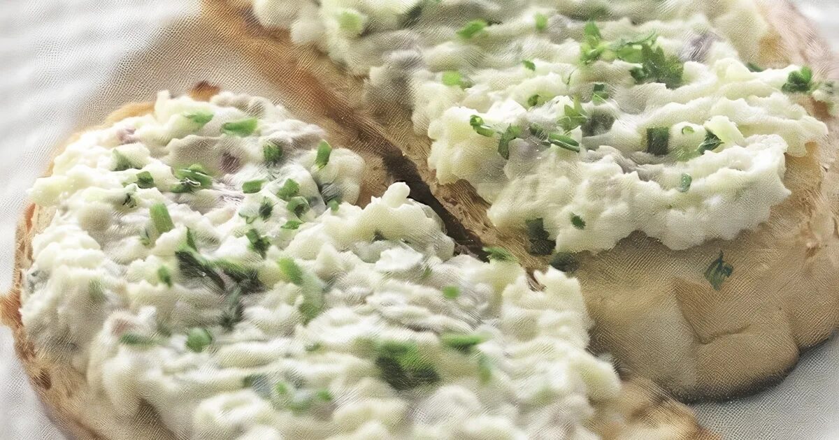 Намазка из селедки. Бутерброды с селедочным паштетом. Селедочная намазка. Селедочный паштет. Бутерброды с селедочным маслом.