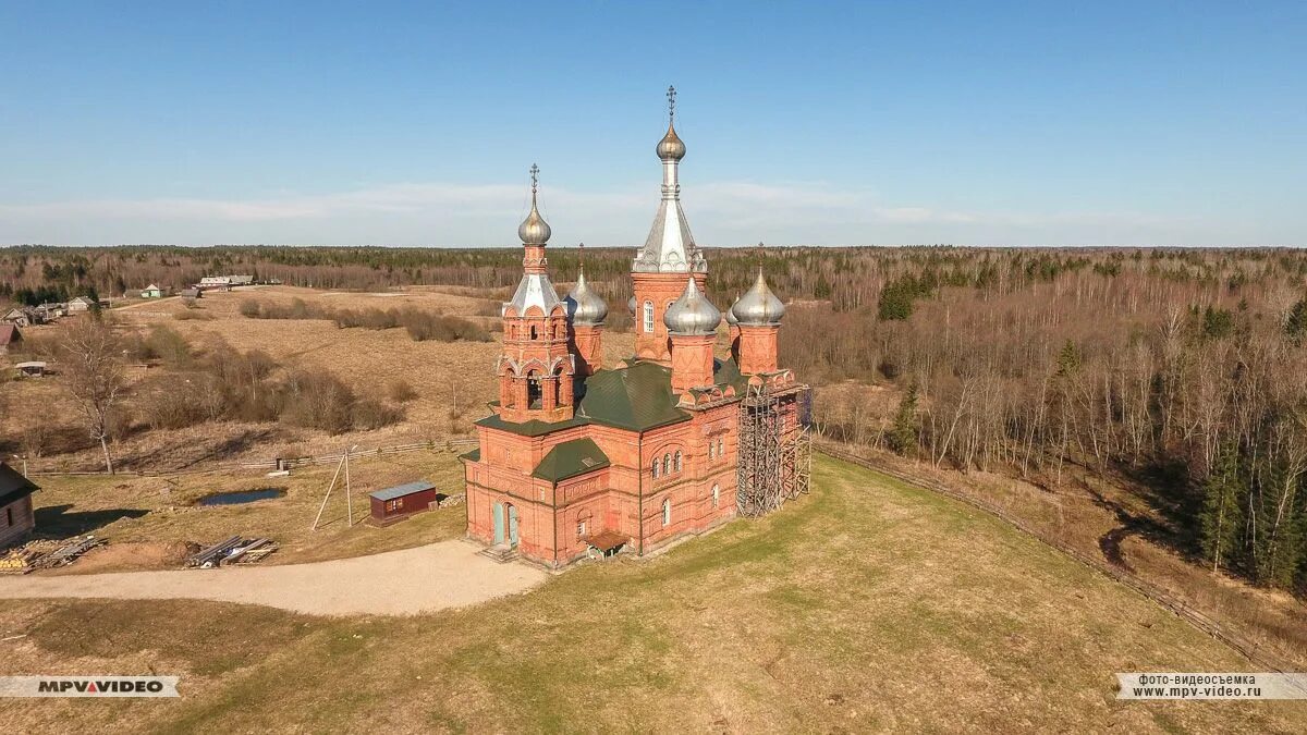 Лаврики деревня монастырь. Монастырь гайнский район пермский край церковь. Монастырь гайнский район. Деревня монастырь церковь. Деревня монастырь пермский край.