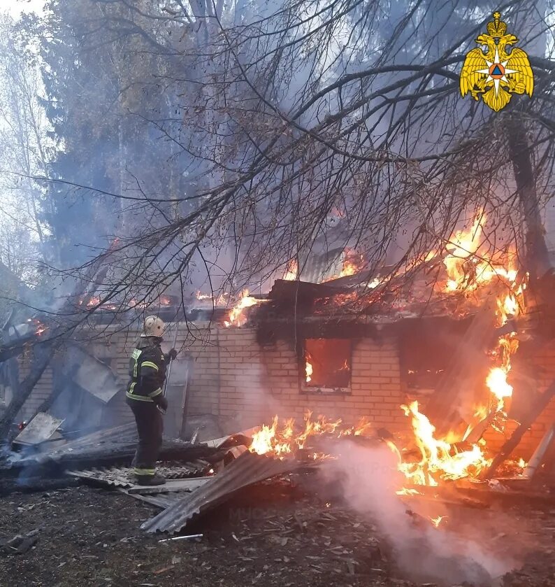 К чему снится пожар горел дом. Пожары в Калужской области. Пожар в загородном доме. Горит дачный дом. Пожар на даче.