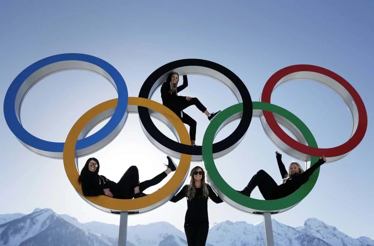 Олимпийские кольца. Кольца олимпиады. Олимпийские кольца фото. Олимпийские кольца с человечками.