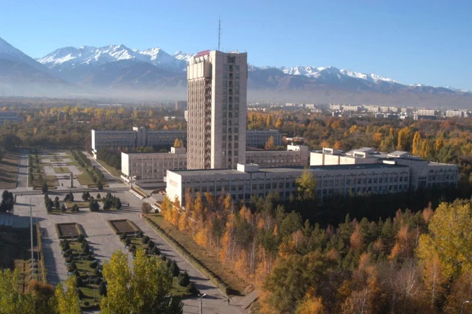 Казну в каком городе. Казахский университет имени аль фараби. казну университет в алматы. аль фараби атындагы университет. аль фараби алматы.