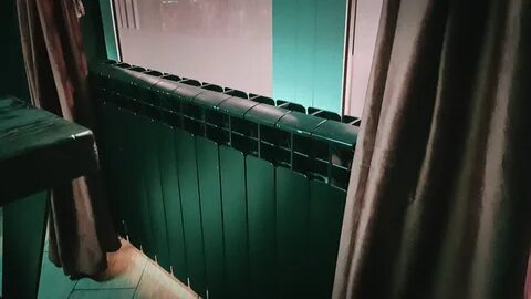 Батареи закрыты шторами