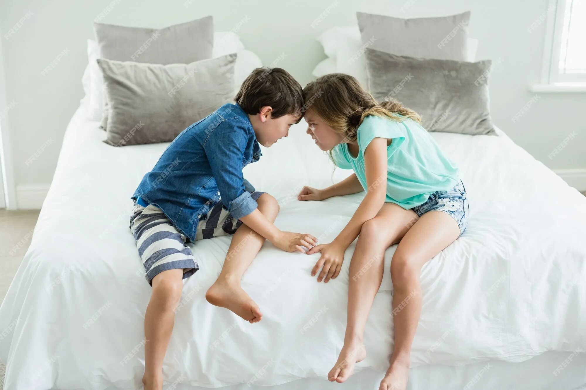 Мальчик спит в кровати с девочкой. Девочка спит с мальчиком. Влюбленные в кровати. Парень с девушкой в крааате. Парень и девушка в кровати.