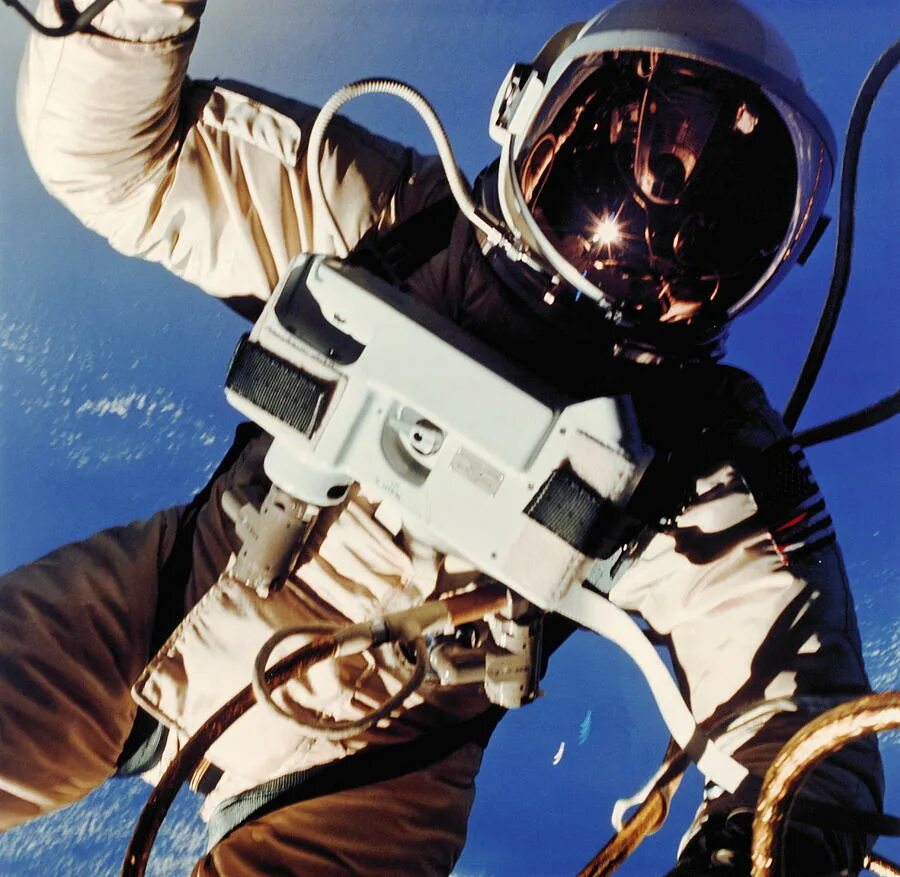Первый астронавт в открытом космосе. Космонавт в открытом космосе. Открытый космос. Селфи в космосе.