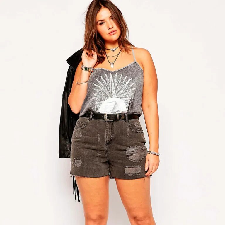 бермуды женские плюс сайз. шорты на полных девушек. шорты женские летние для полных. шорты плюс сайз 2022. полненькие девушки в шортах.