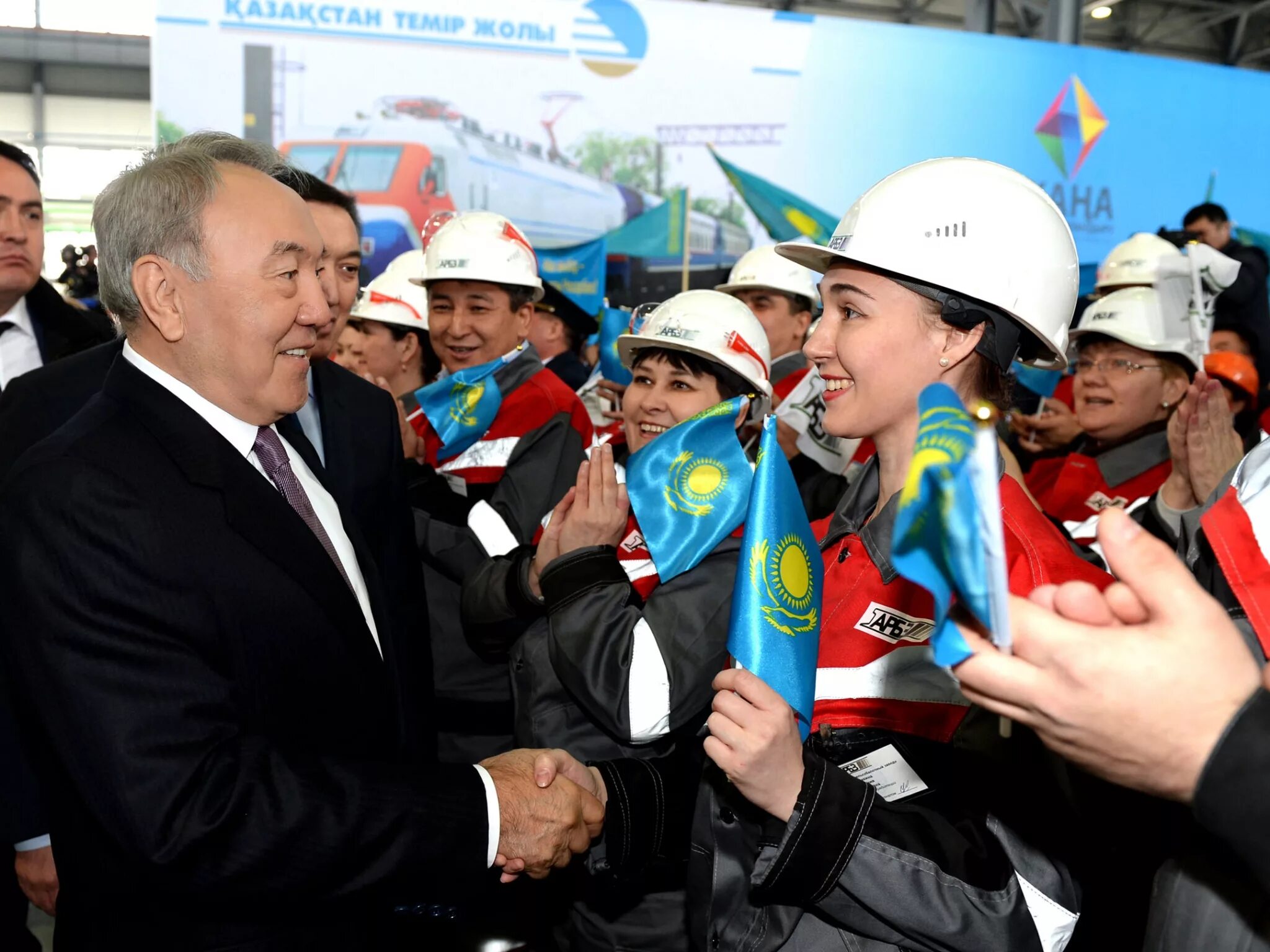 Назарбаев в молодости на заводе. Назарбаев 2004. Актюбинский рельсобалочный завод. Назарбаев на карметкомбинате. Назарбаев металлург.
